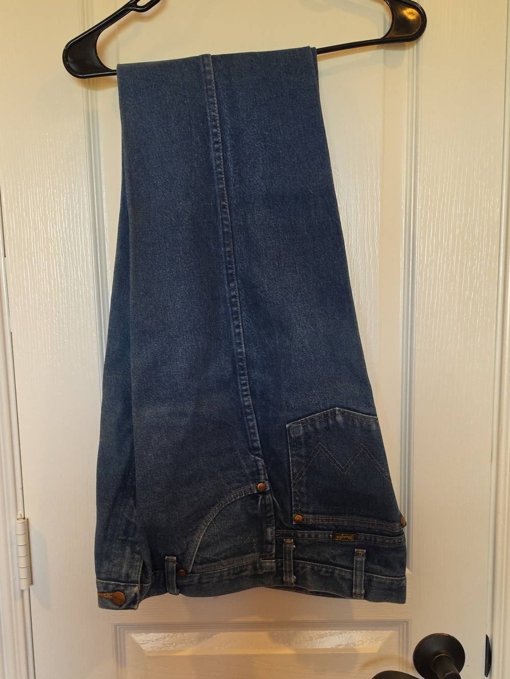 33x40, Starched/Creased Wrangler blue denim jeans with contrast stitching